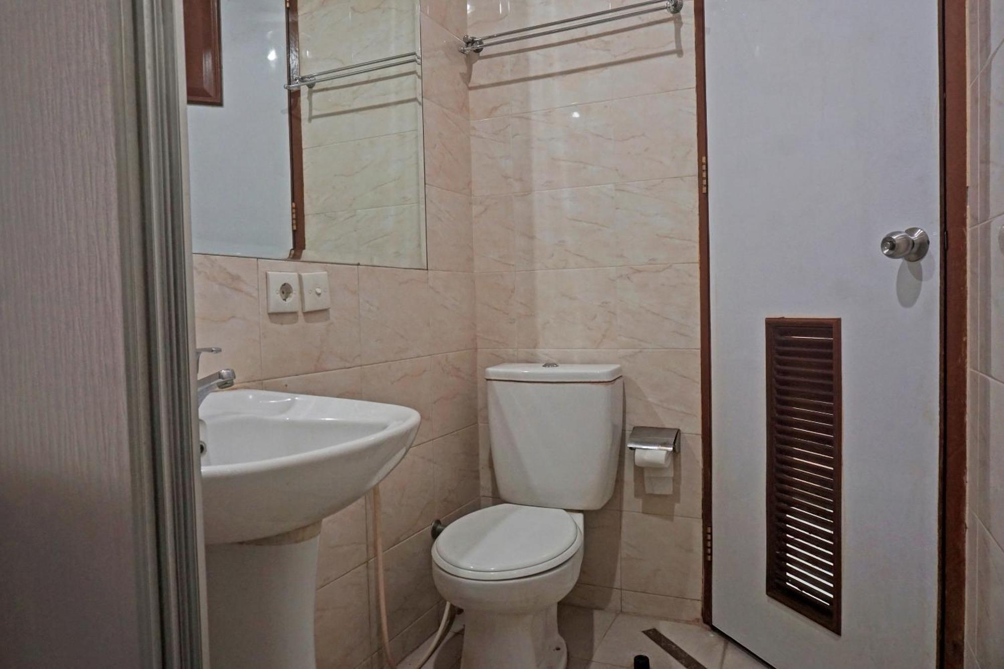 ג'קרטה Oyo 671 Hotel Capitol מראה חיצוני תמונה